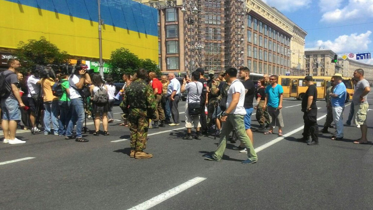Активісти перекрили  Хрещатик з вимогою звільнити "Батю" - фото 1