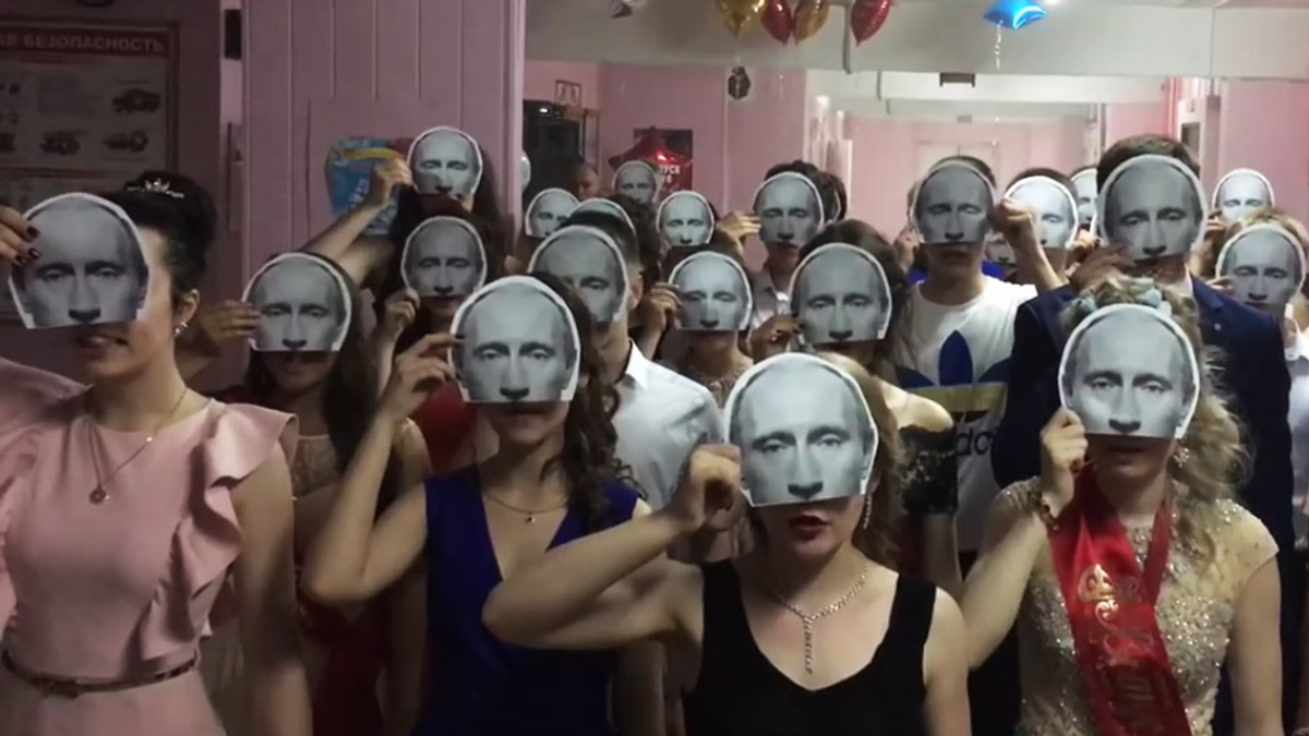 Російські випускники зняли вірусний кліп в масках Путіна - фото 1