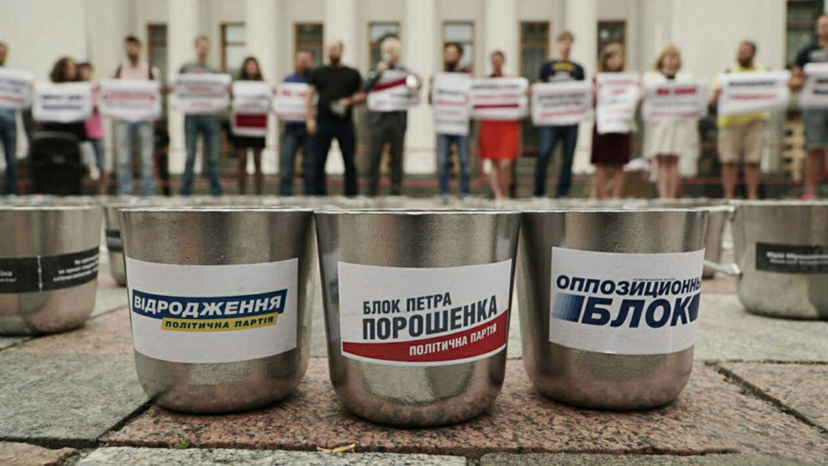 Активісти принесли під Раду 450 іменних тюремних чашок - фото 1