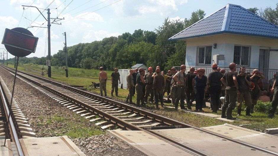 На Донеччині шахтарі почали "голодний бунт" - фото 1