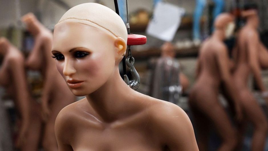 Відеоблогери показали процес виготовлення секс-ляльок