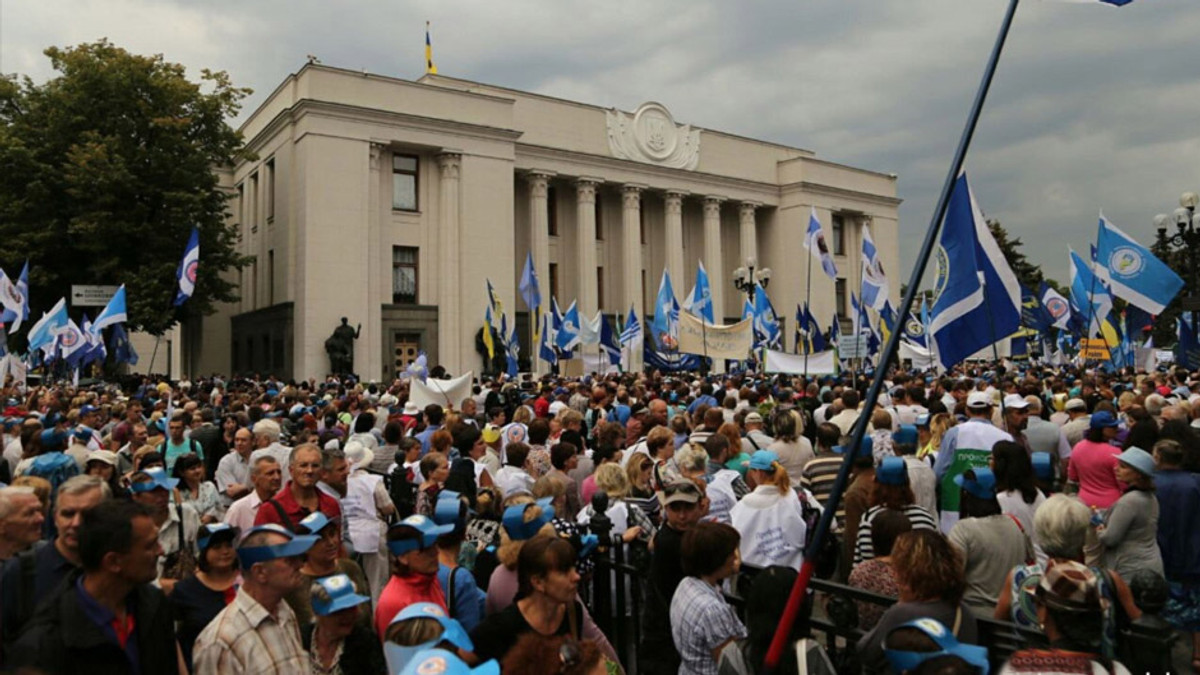 Більша зарплата і менші тарифи: у Києві протестують профспілки - фото 1