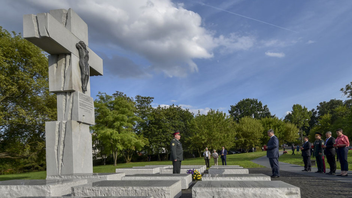 Порошенко вшанував у Варшаві жертв Волинської трагедії - фото 1