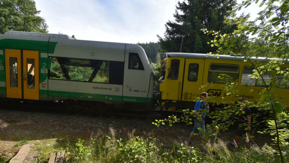 У Чехії зіткнулися потяги: є поранені - фото 1