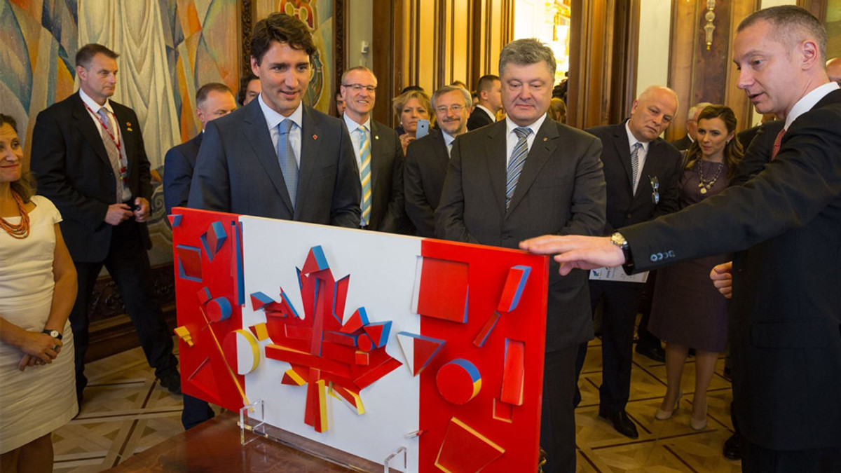 Порошенко вручив прем'єру Канади незвичайний подарунок - фото 1