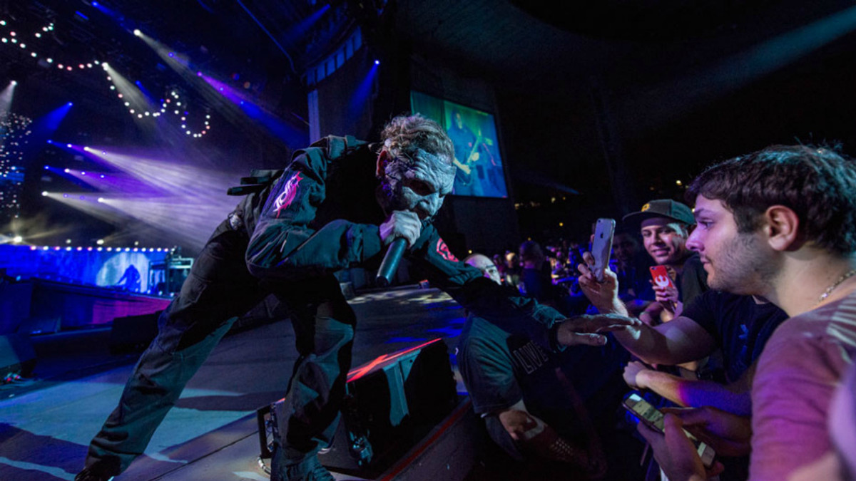 Фронтмен Slipknot покарав фана за SMS на концерті - фото 1