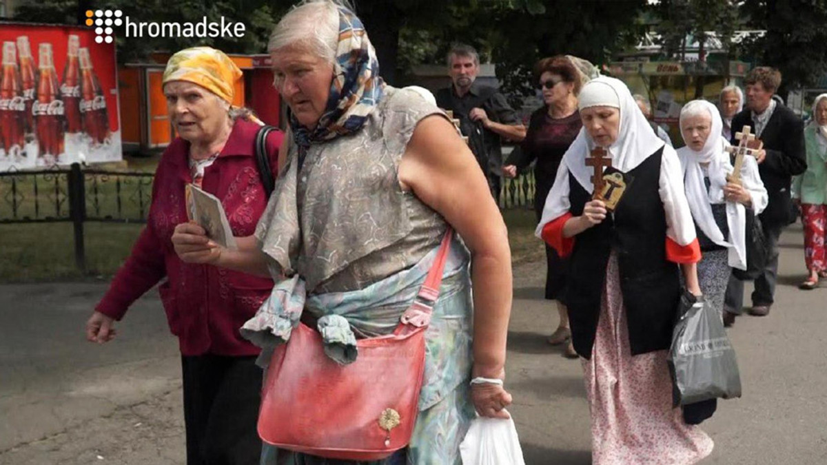 Іронія дня: Часник не спиняє православних пішоходів - фото 1