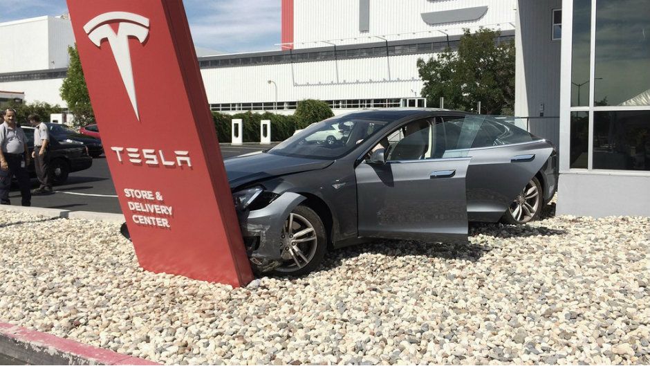 У Tesla пояснили причини аварії