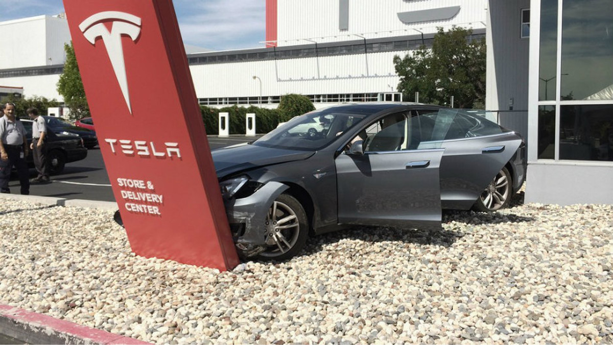 У Tesla пояснили причини аварії - фото 1