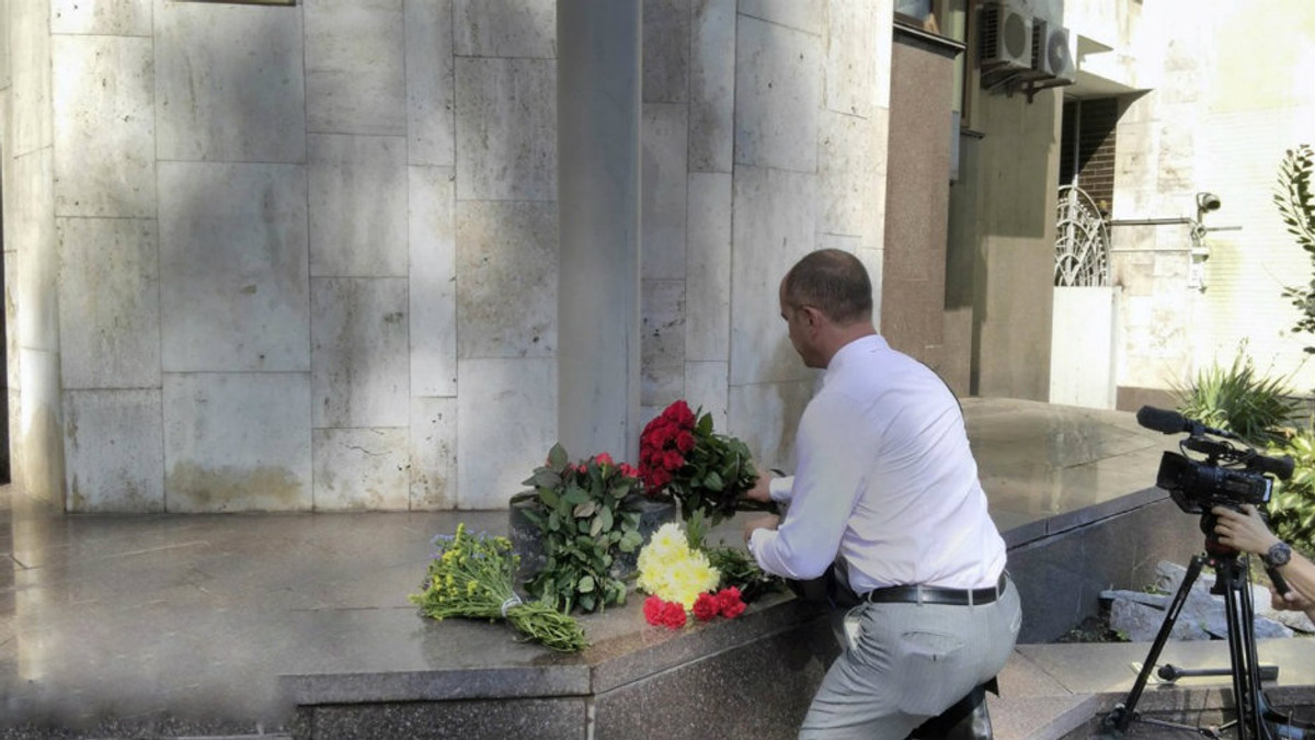 Українці несуть квіти до посольства Франції - фото 1