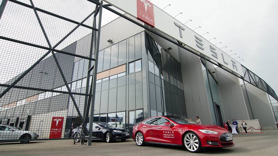 Tesla випускатиме електровантажівки та електробуси