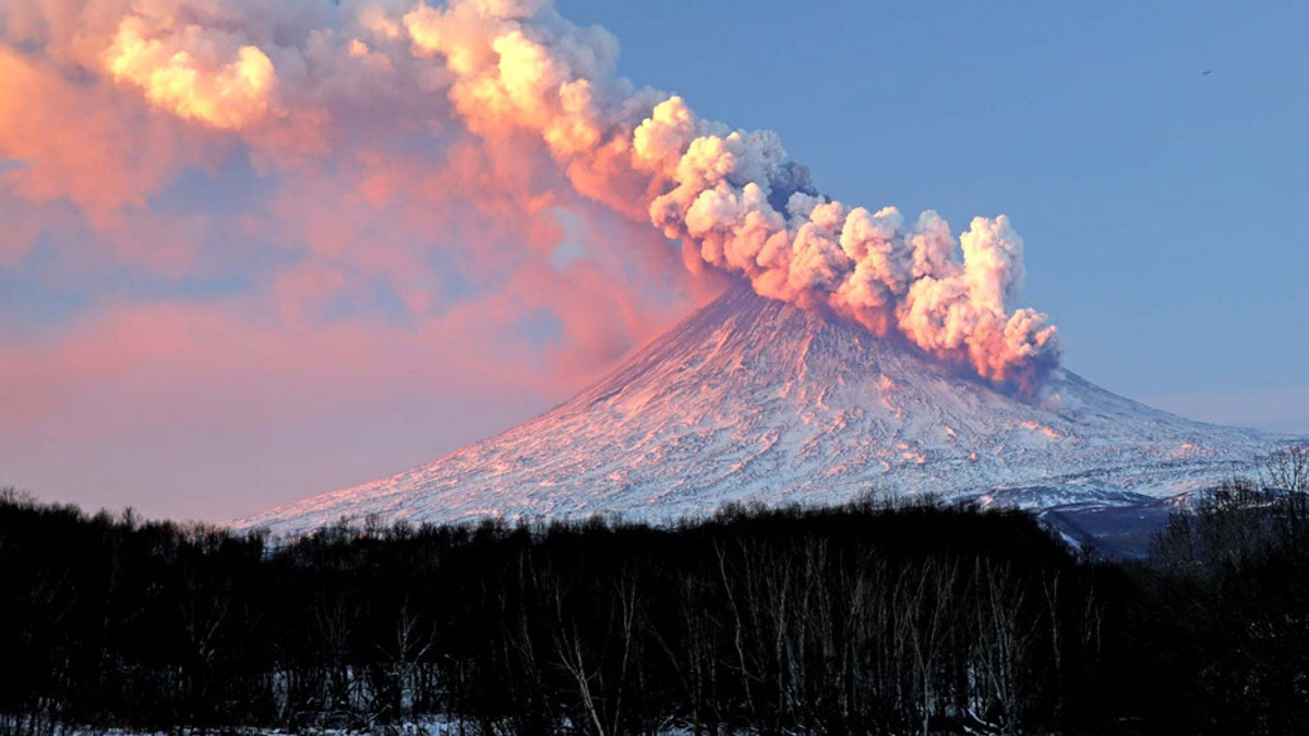 На Камчатці прокинувся найвищий активний вулкан Євразії - фото 1