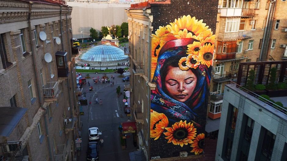 У центрі Києва з'явився дивовижний мурал "Берегиня" - фото 1