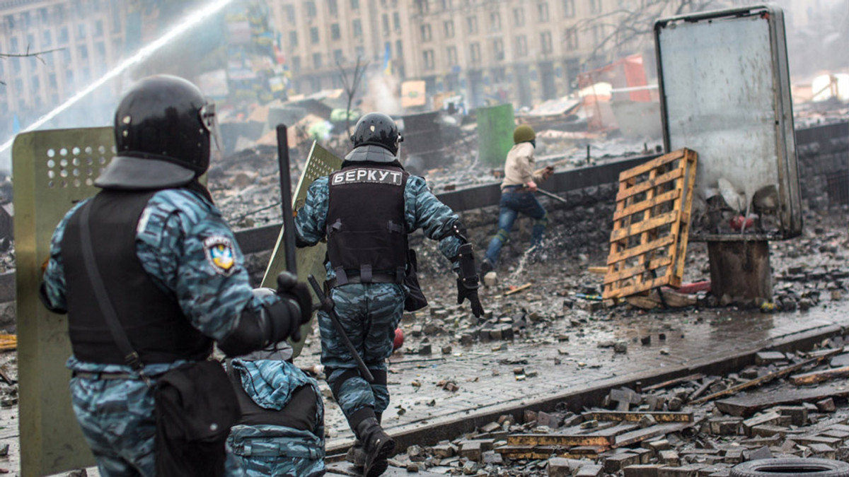 Луценко: Людина, яка вивела "Беркут" з Києва, стояла на Майдані - фото 1