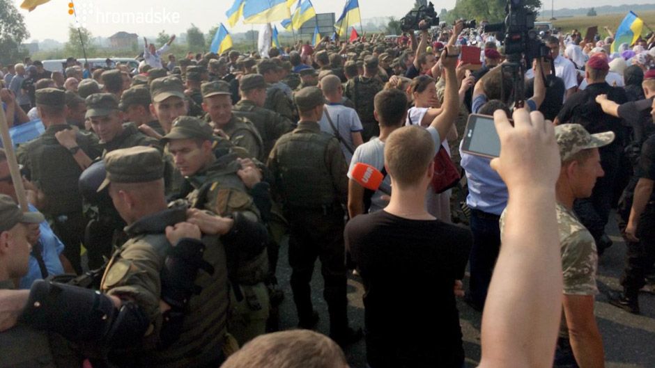 "Хресну ходу" зустріли в Борисполі часником і яйцями - фото 1