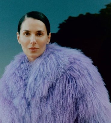 Лавандова шуба і шкіряний корсет: Марія Єфросиніна знялася для Vogue