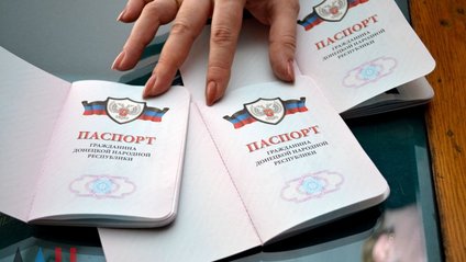 У Новотроїцькому співробітник прокуратури України помилково показав паспорт бойовика - 1 У Новотроїцькому співробітник прокуратури України помилково показав паспорт бойовика - фото 1