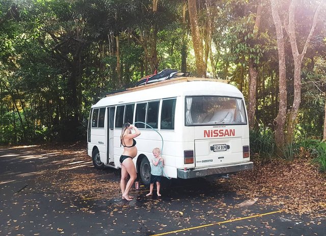 Австралійська пара мандрує світом на автобусі: яскраві фото - фото 341995