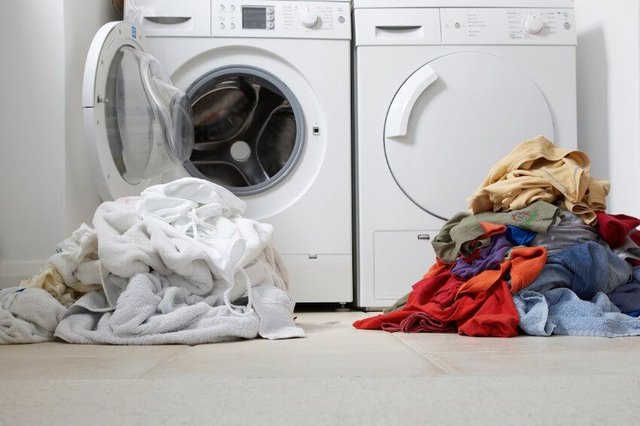 Що робити, якщо білі речі пофарбувалися під час прання: ефективні поради - фото 343773