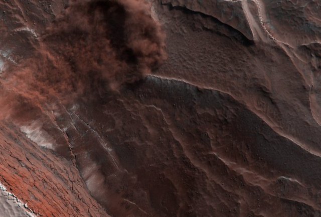У NASA показали, як виглядає крижана лавина на Марсі - фото 353014