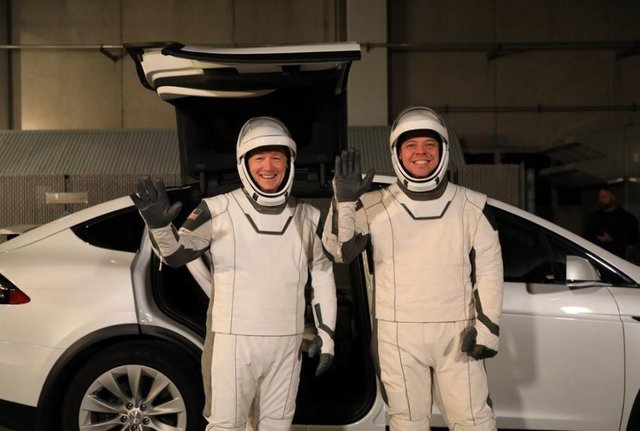 Космонавти знялись на фоні Tesla Model X - 381261 Космонавти знялись на фоні Tesla Model X - фото 381261