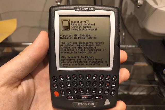 Історія успіху компанії BlackBerry: найцікавіше про виробника легендарних телефонів - фото 387802