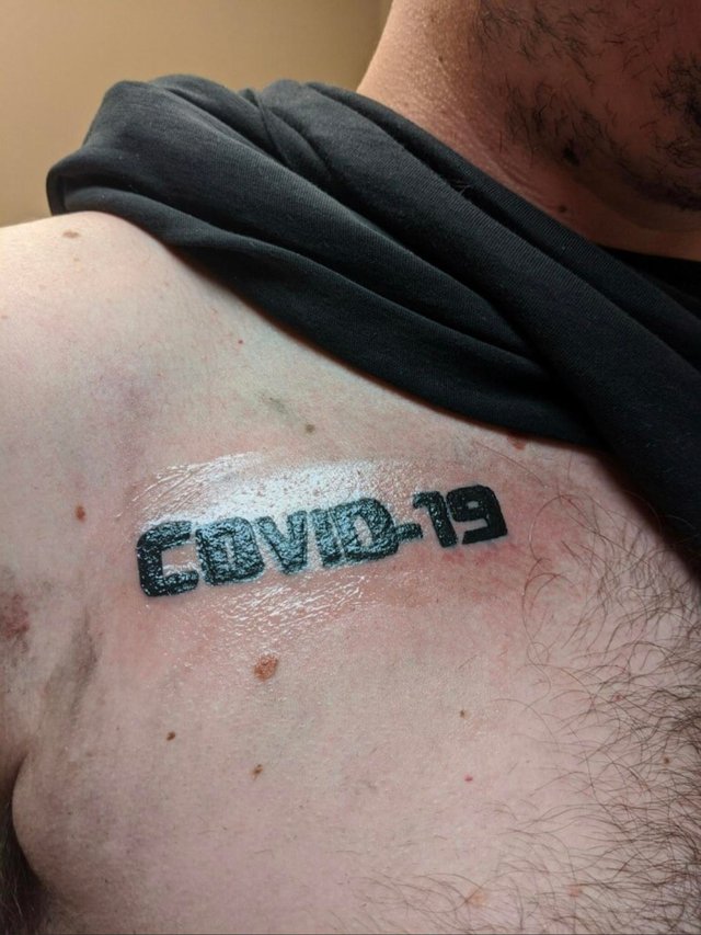 У мережі показали татуювання, присвячені коронавірусу - фото 392781