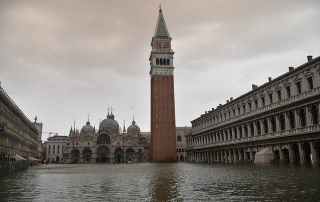 У центрі Венеції через паводок затопило вулиці та площі - фото 408555