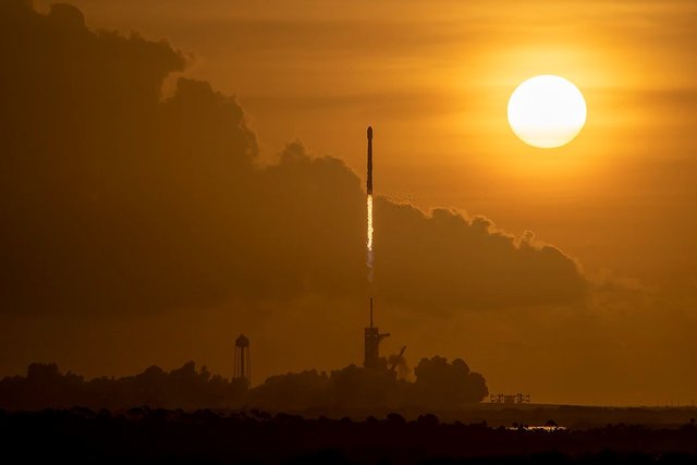 Фотограф зняв політ ракети Falcon на тлі Сонця: вражаючі кадри - фото 429437