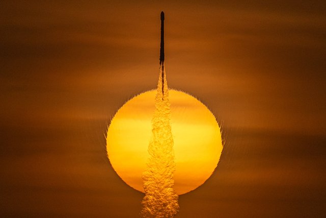 Фотограф зняв політ ракети Falcon на тлі Сонця: вражаючі кадри - фото 429439