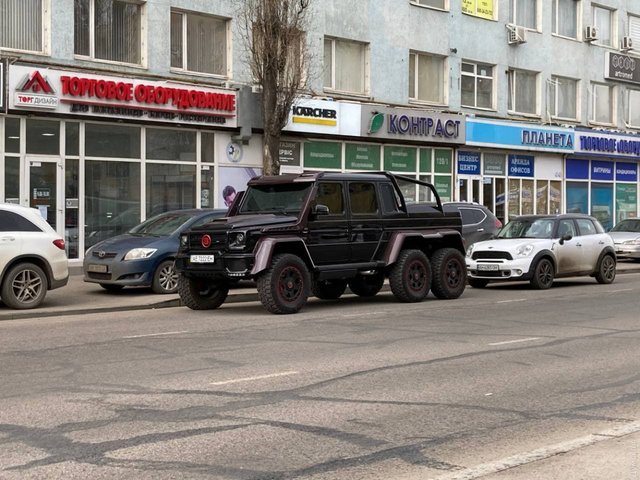 В Одесі помітили одну з найдорожчих іномарок України: ФОТО - фото 455029