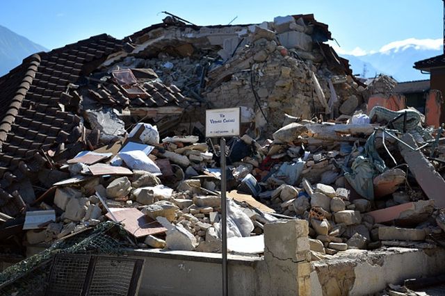 Землетрус в Італії: моторошні фото міста-руїни - фото 100218