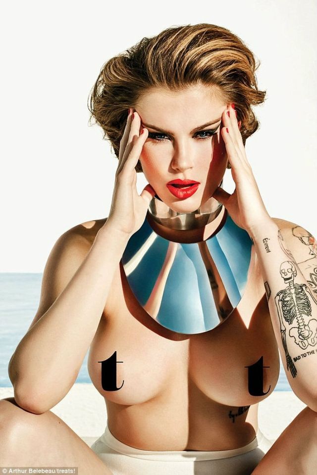 Донька Болдуїна і Бесінджер роздяглася для глянцю - фото 97913