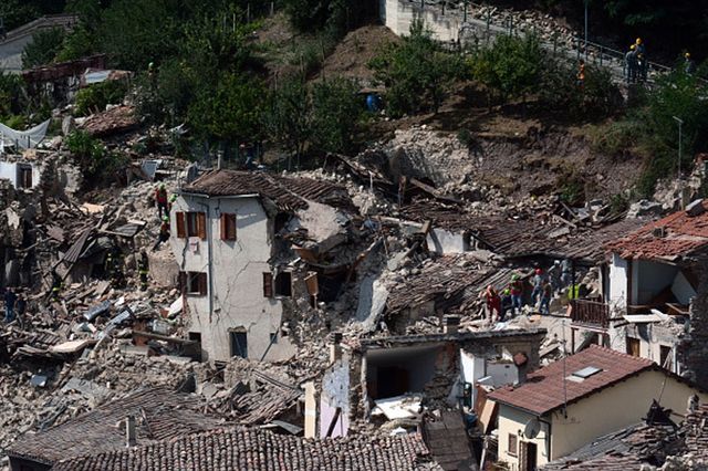 Землетрус в Італії: моторошні фото міста-руїни - фото 100224