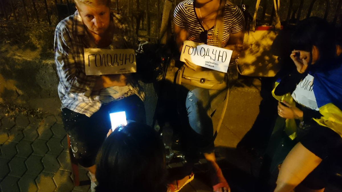 Савченко разом з матерями полонених ночувала на Банковій - фото 1