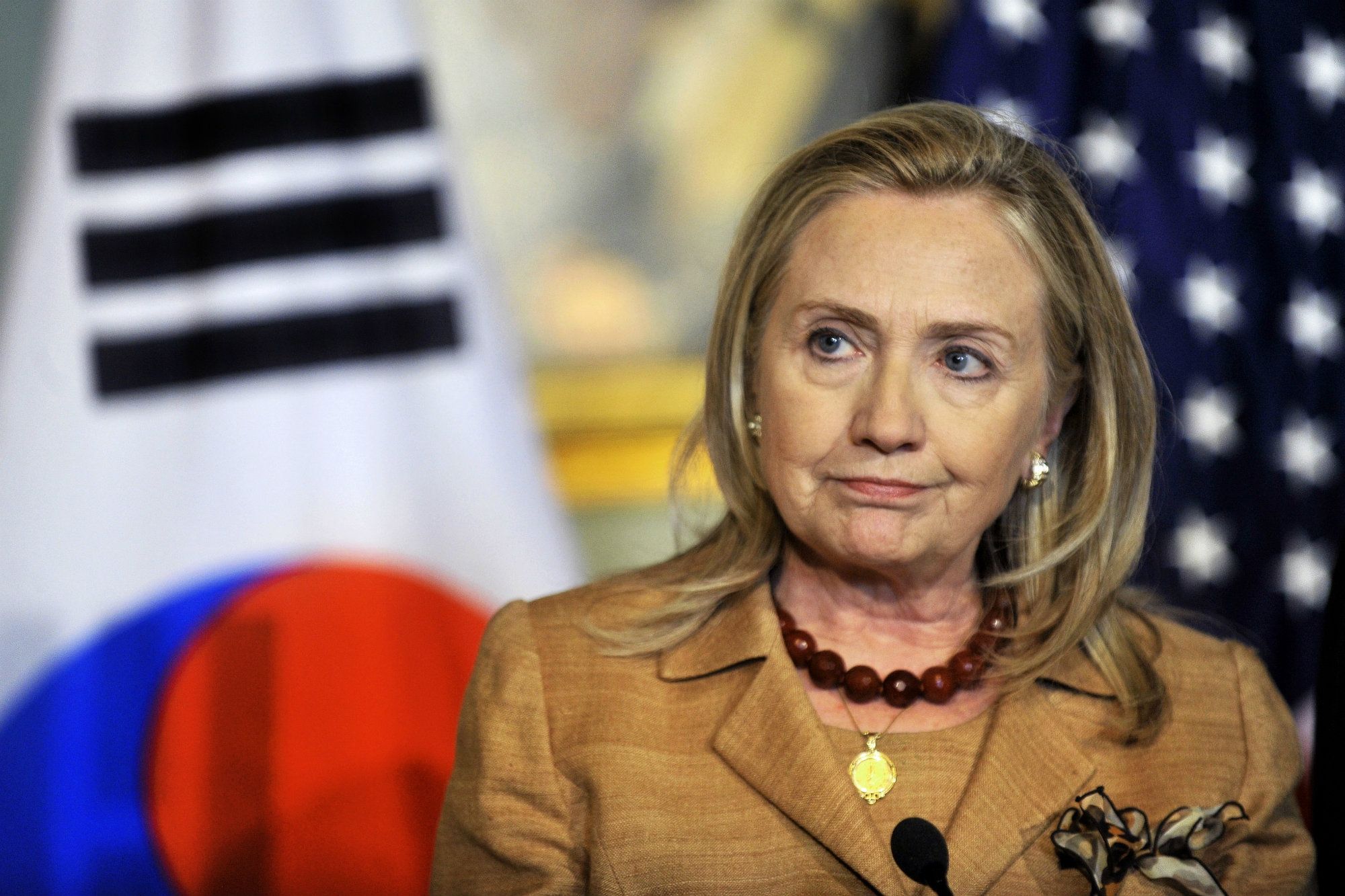 Відрив Клінтон від Трампа скоротився більш ніж удвічі