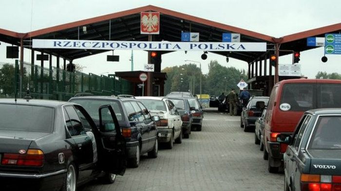 На кордоні з Польщею знову довжелезні черги