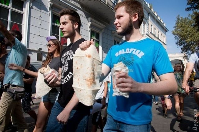 Одесити провели акцію на підтримку шаурми- фото 99719