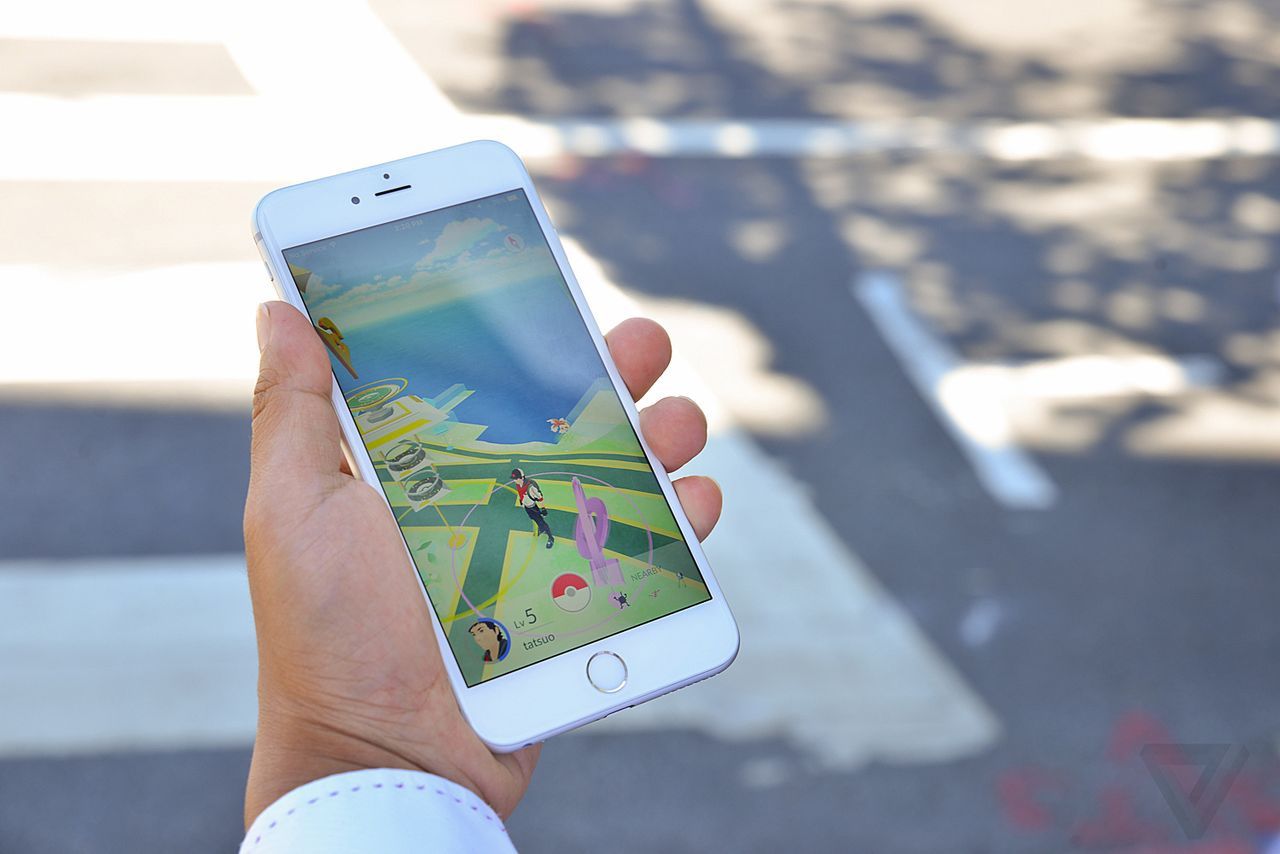 Гравці в Pokemon Go можуть отримати штраф у 55 євро під час гри на дорозі - фото 1