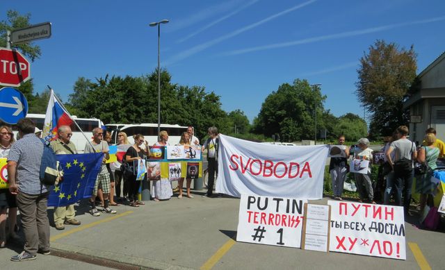 Протестувальники закликали Путіна припинити агресію в Україні - фото 97252