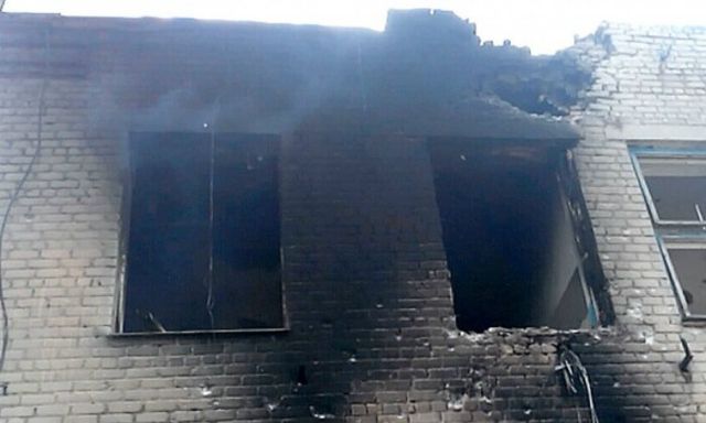 З'явилися фото Мар'їнки після мінометного обстрілу - фото 99427