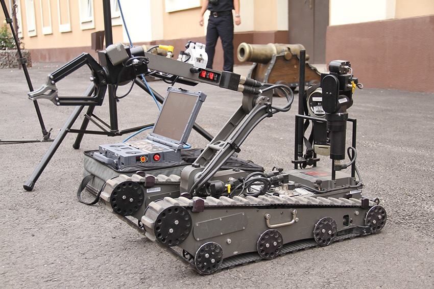 Аваков анонсує купівлю роботів-саперів