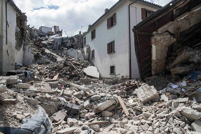 Землетрус в Італії: моторошні фото міста-руїни - фото 100225