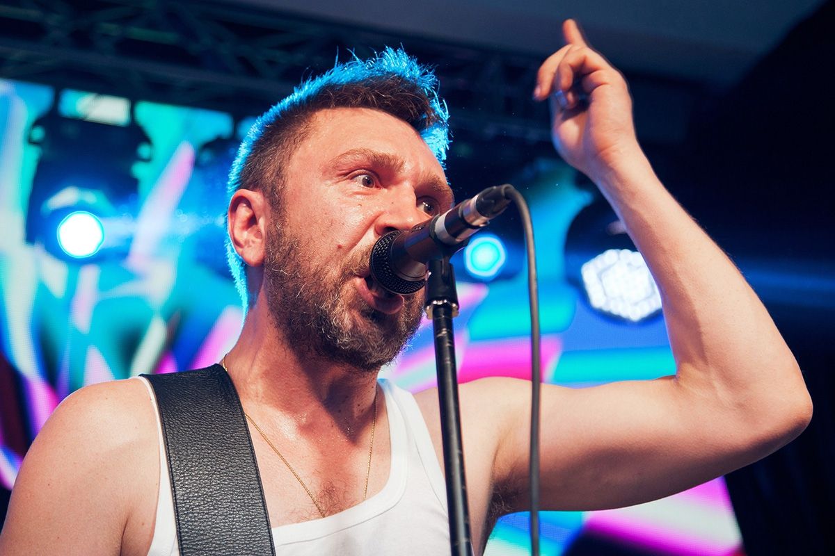 На концерті Шнурова фанати розгорнули прапор України