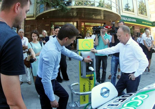У Дніпрі поставили першу безкоштовну заправку для електромобілів - фото 100699