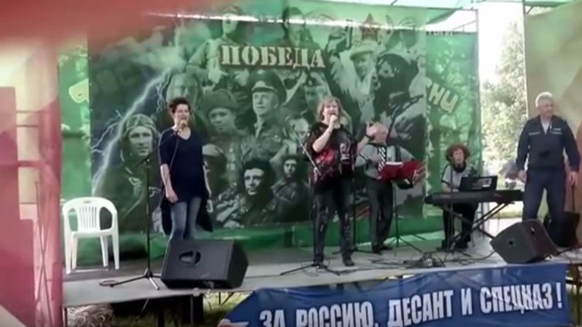 На концерті в Росії впала сцена - фото 1