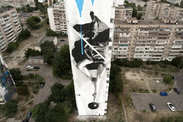 Митець із Греції прикрасив Київ новим муралом
