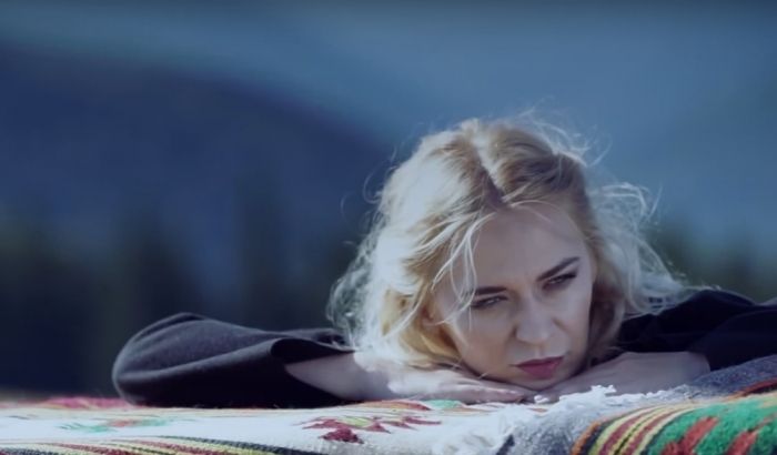 Співачка Alloise зворушила Україну привітанням до Дня Незалежності