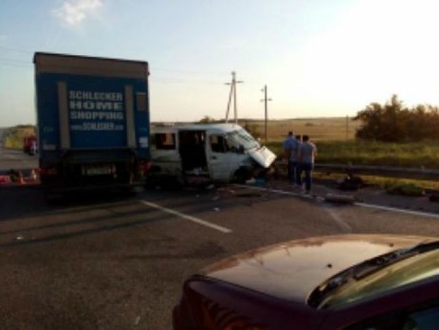 Автобус до України потрапив у ДТП в Ростові: є жертви - фото 1