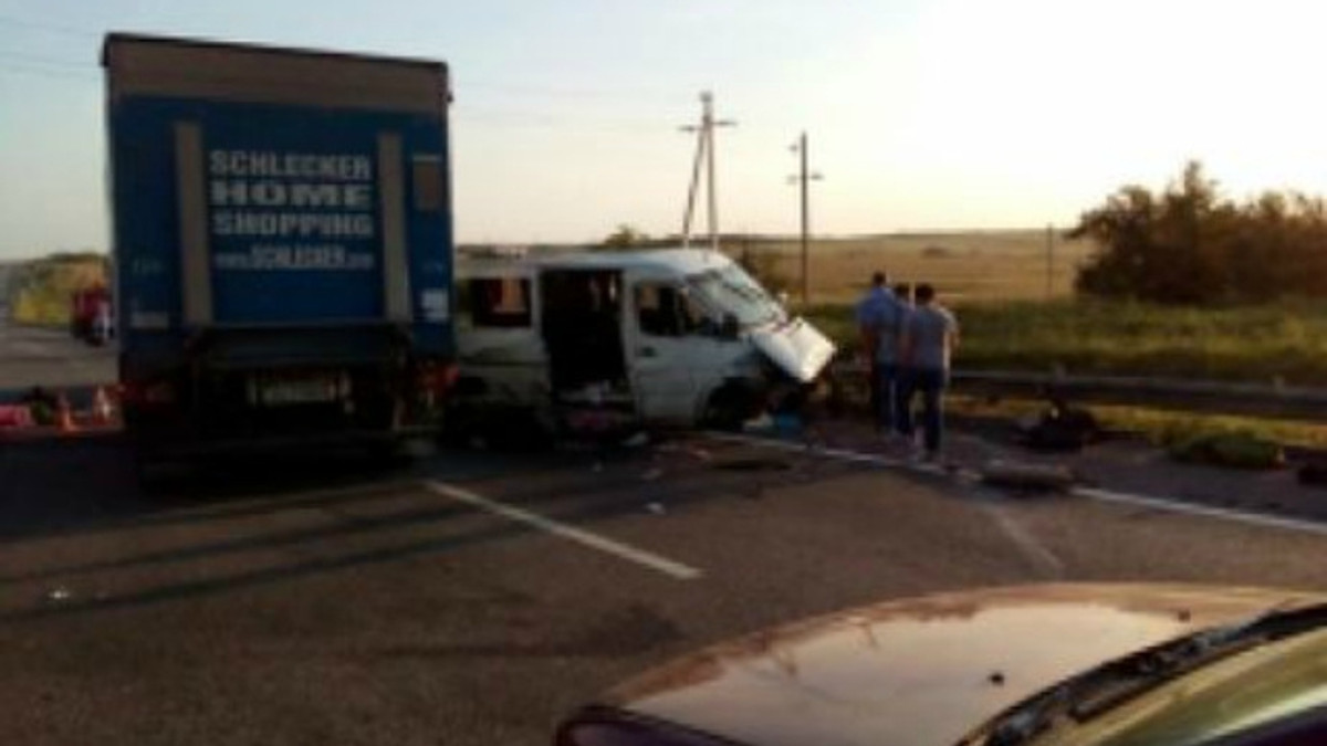 Автобус до України потрапив у ДТП в Ростові: є жертви - фото 1